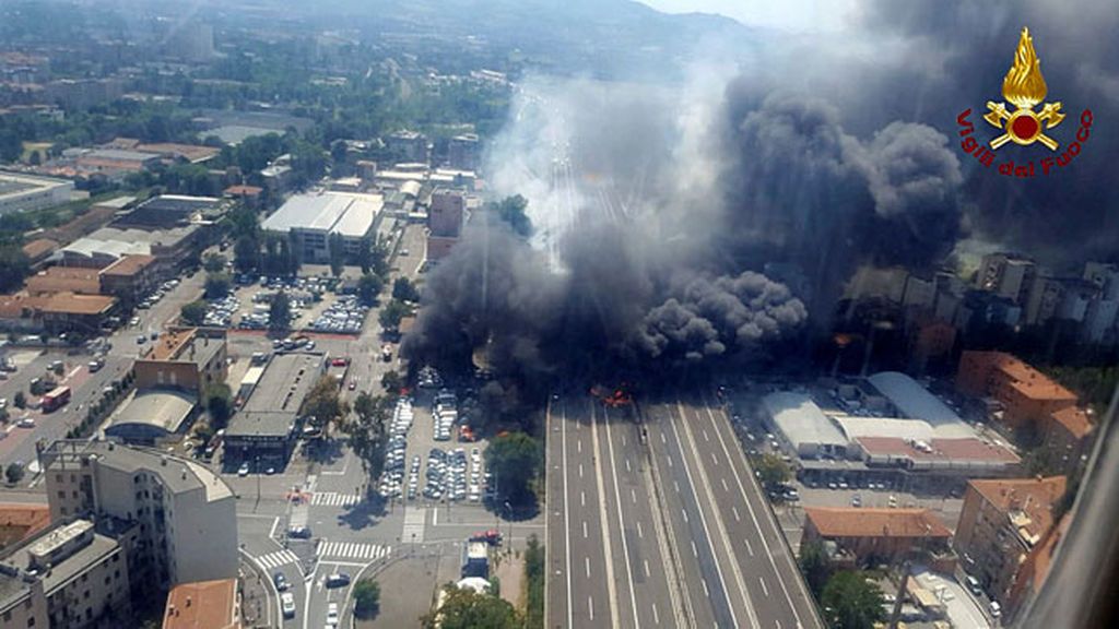 Dos muertos y decenas de heridos por un choque de camiones en  Bolonia