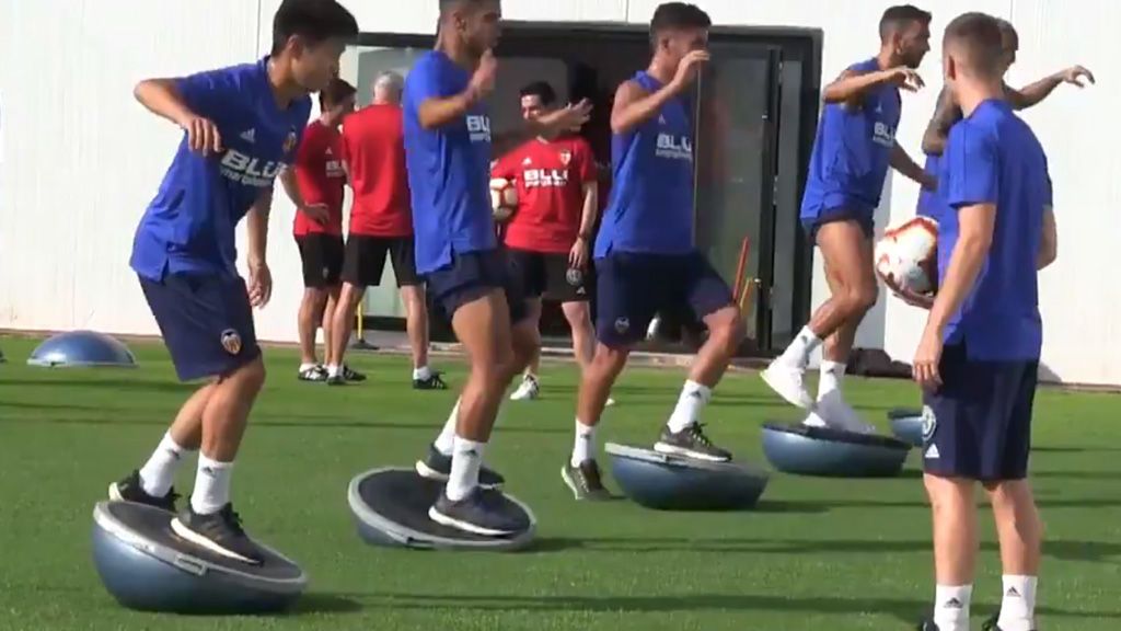 "Esto no es Humor Amarillo", Marcelino y los jugadores del Valencia se ríen de Kangin Lee en el entrenamiento 😂😂