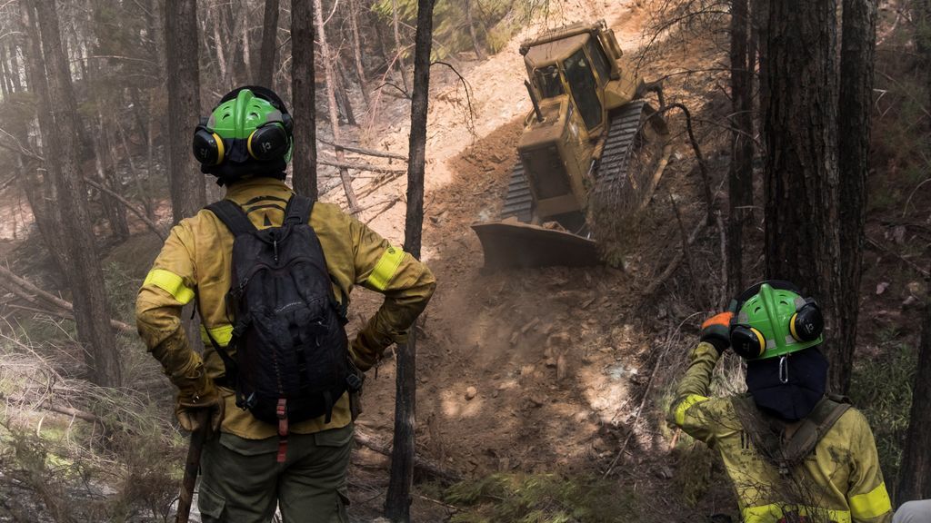 Estabilizado el incendio forestal en Almonaster la Real tras calcinar  300 hectáreas