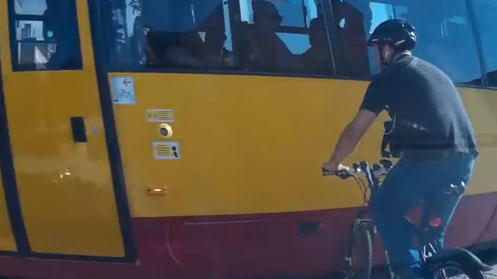 Un ciclista cruza en verde y se estampa contra un tranvía