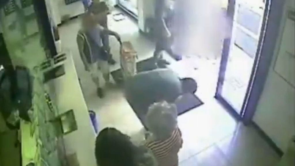 El dueño de un restaurante golpea y amenaza de muerte a un concejal de Galapagar por "cerrarle" el horno de leña