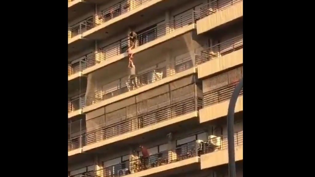 Se roza la tragedia en un sexto piso de Rosario:  Un niño de ocho años,  a punto de caer al vacío
