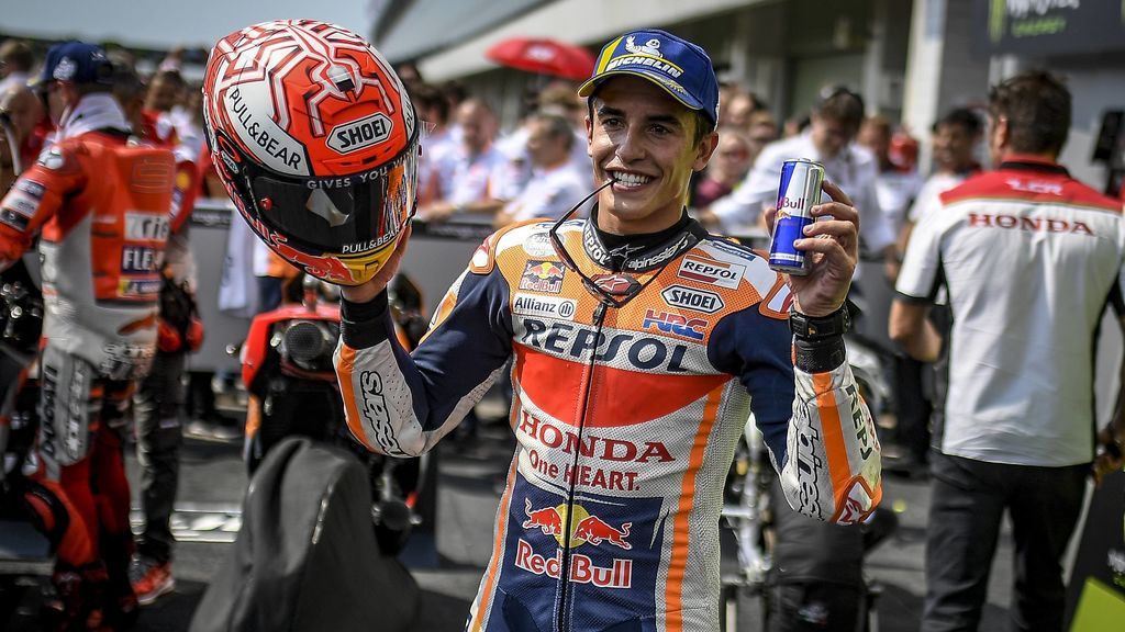 Locura de Marc Márquez: El piloto muestra en redes sociales como firmar autógrafos