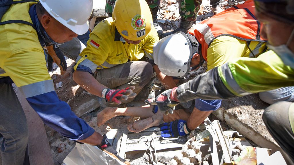 Rescatan de entre los escombros a una superviviente del terremoto de Lombok