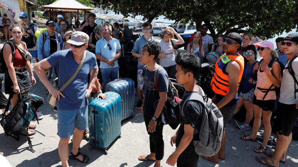Cientos de turistas entre ellos más de 150 españoles tratan de salir de la isla indonesia de Lombok afectada por varios temblores