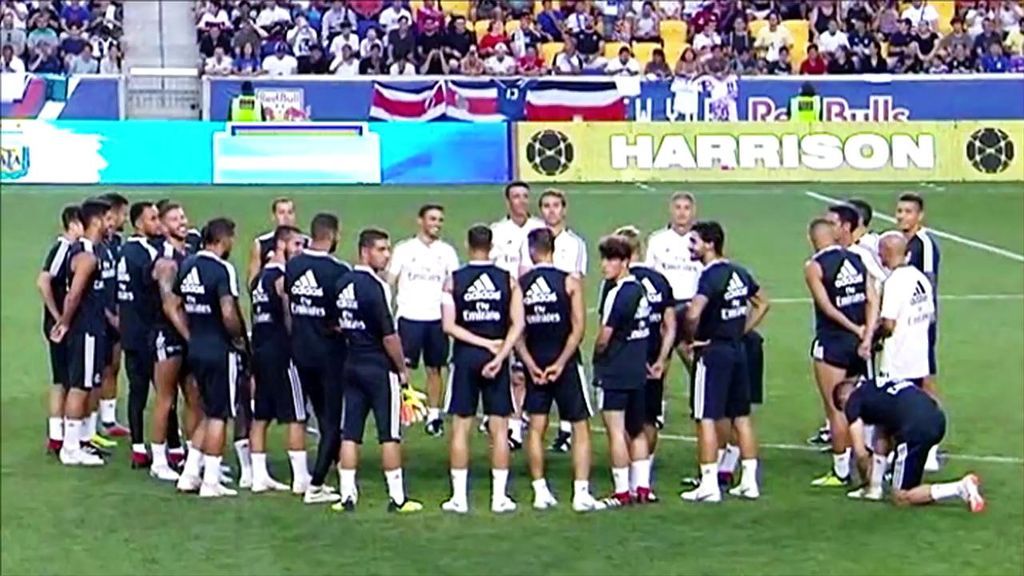 El ambiente festivo del entrenamiento del Real Madrid antes de su partido contra la Roma