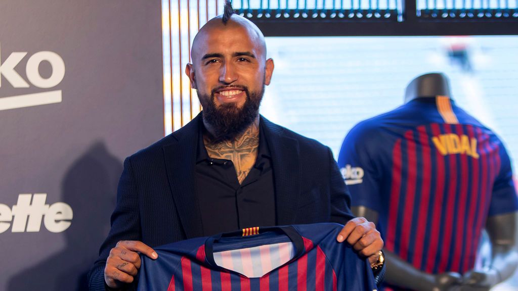 Un descuido en la presentación de Vidal deja entrever el sucesor del número '8' de Andrés Iniesta