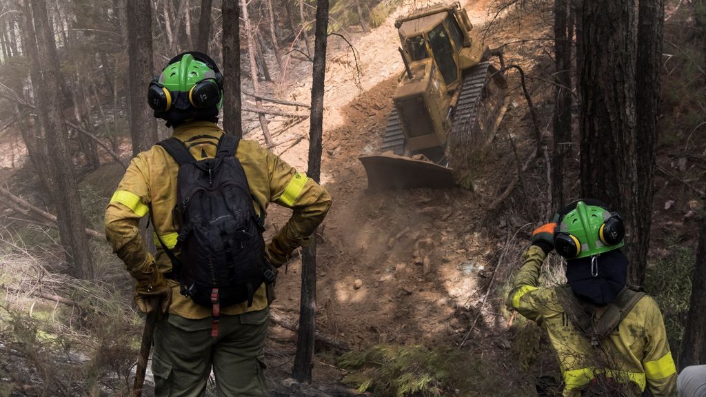 El incendio forestal en Almonaster la Real calcina 300 hectáreas antes de ser estabilizado