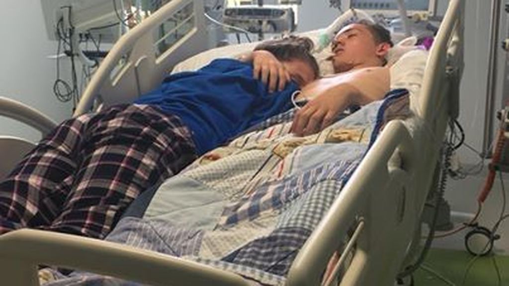 Duerme abrazada a su novio antes de que lo desconecten para que muera: "Haré que te sientas orgulloso de mi amor"