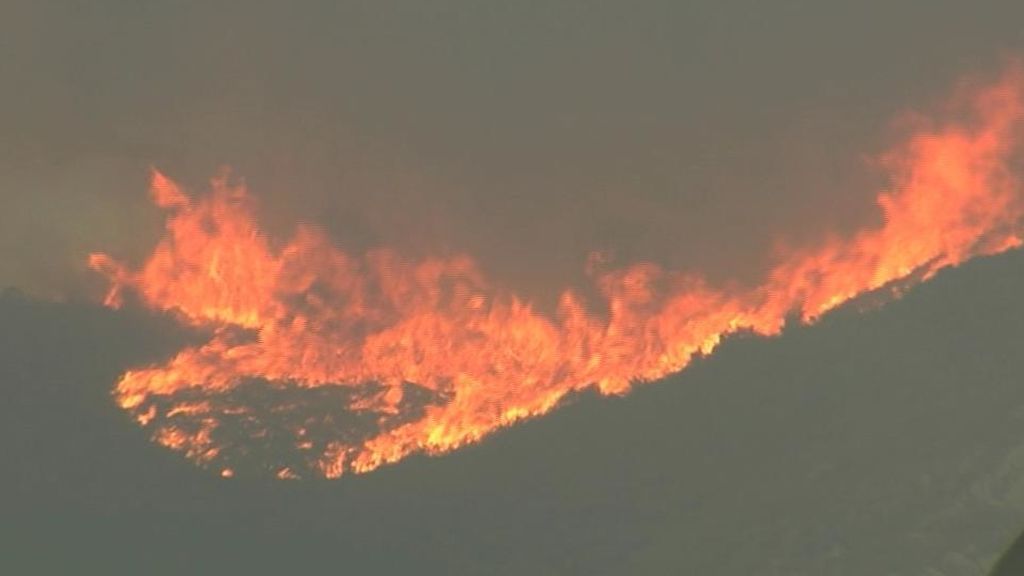 Las llamas siguen avanzando en el incendio de Llutxent