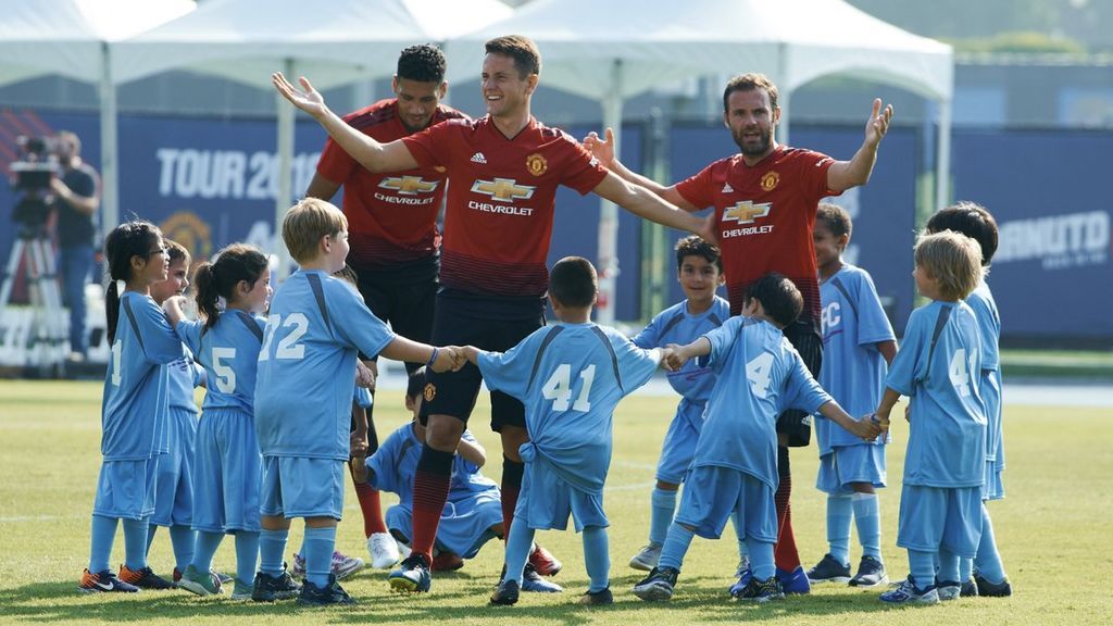 Mata, Ander Herrera y Mourinho se enfrentan en un partido a un equipo formado por...¡cien niños!