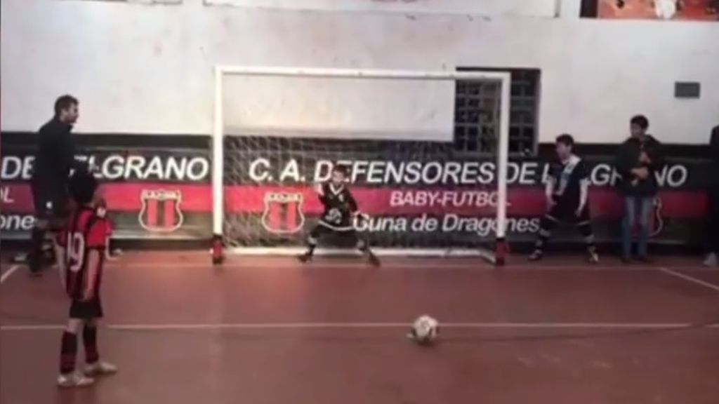 Este niño ha encontrado la táctica perfecta para que no le metan penaltis: así se despista al rival