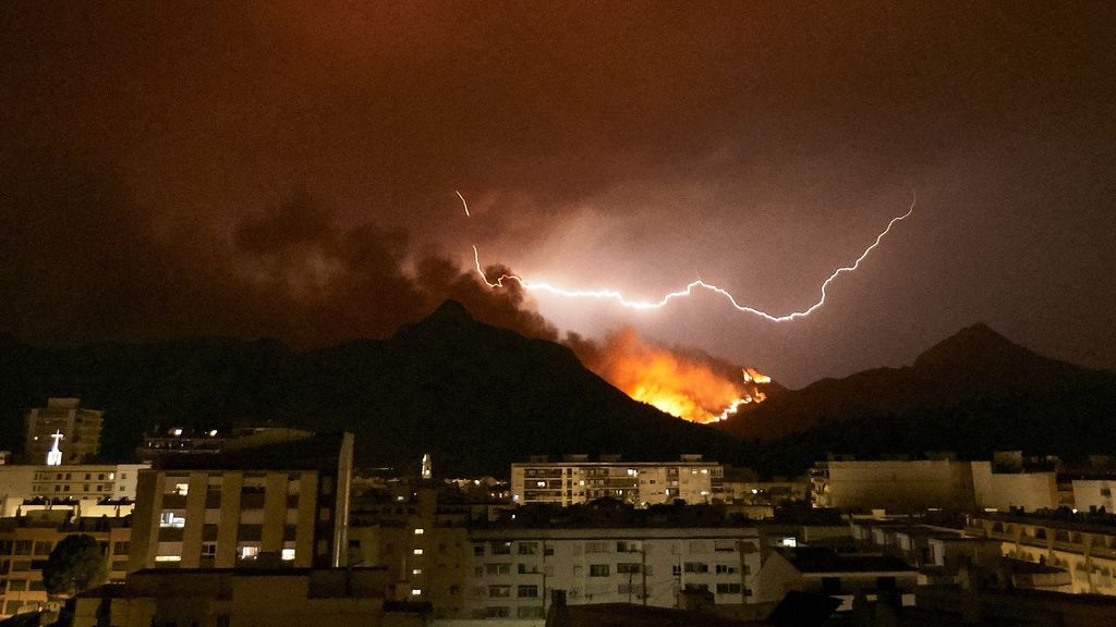 Las llamas en Llutxent se extienden y amenazan a Gandía