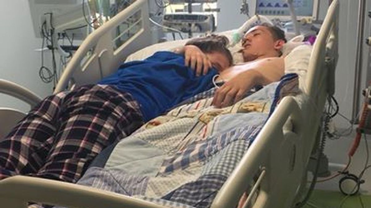Duerme abrazada a su novio antes de que lo desconecten para que muera: "Haré que te sientas orgulloso de mi amor"