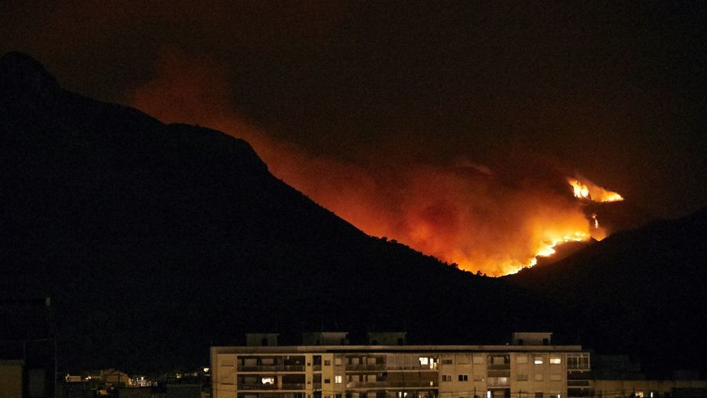 El fuego de Valencia continúa avanzando y pone en peligro la localidad de Gandía