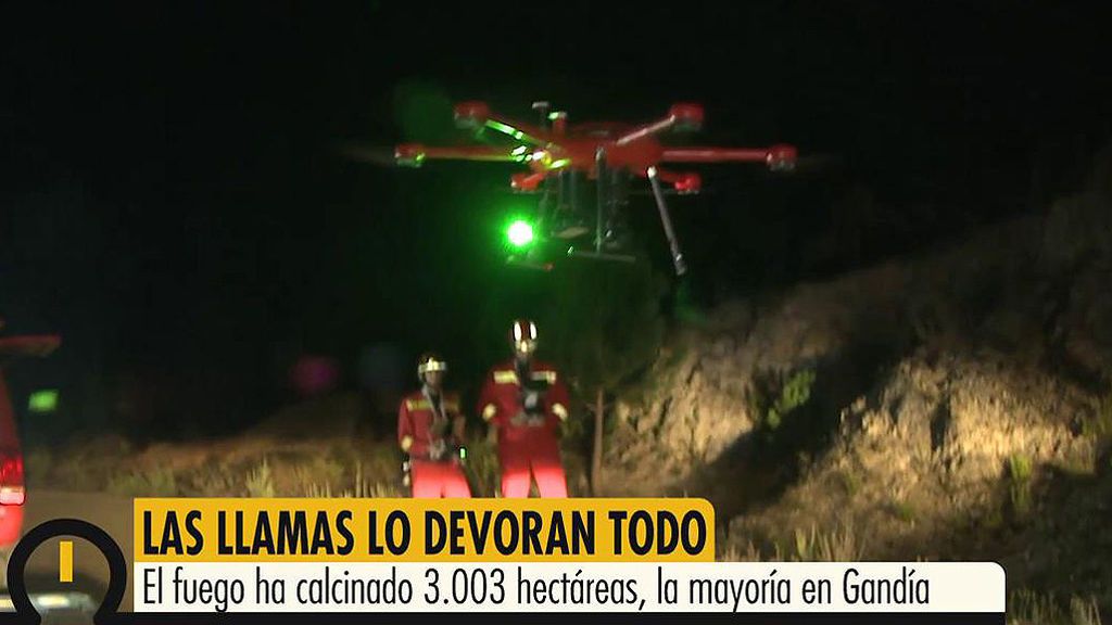 Drones y 700 efectivos luchan contra las llamas en Valencia
