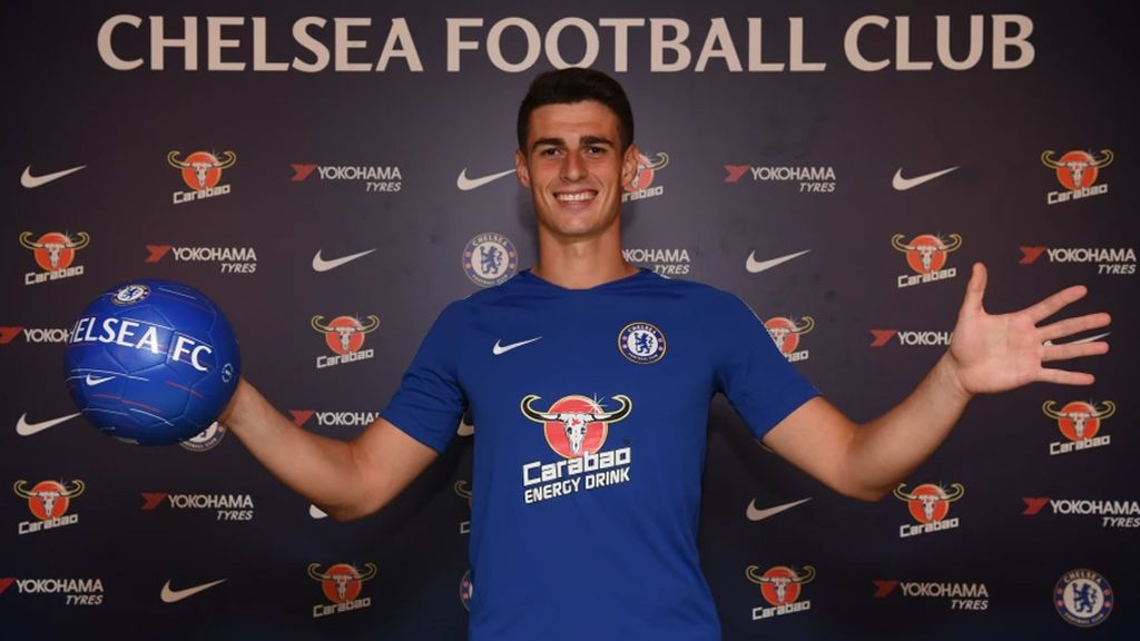 Kepa, con ayuda de Azpilicueta, enseña a los aficionados del Chelsea a pronunciar su apellido