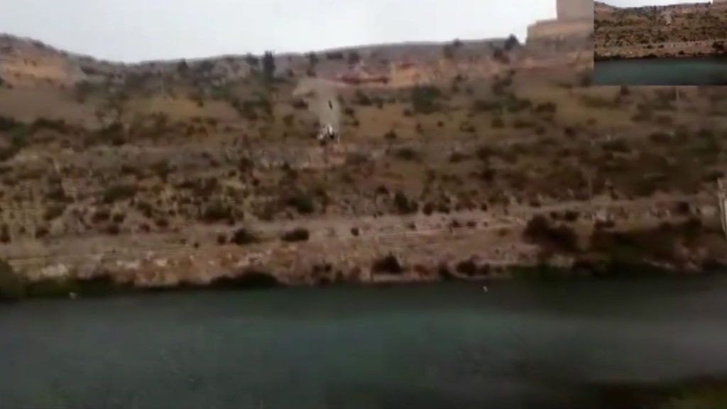 Graba por casualidad el momento en el que un coche se despeña con una mujer dentro por la ladera de un pantano