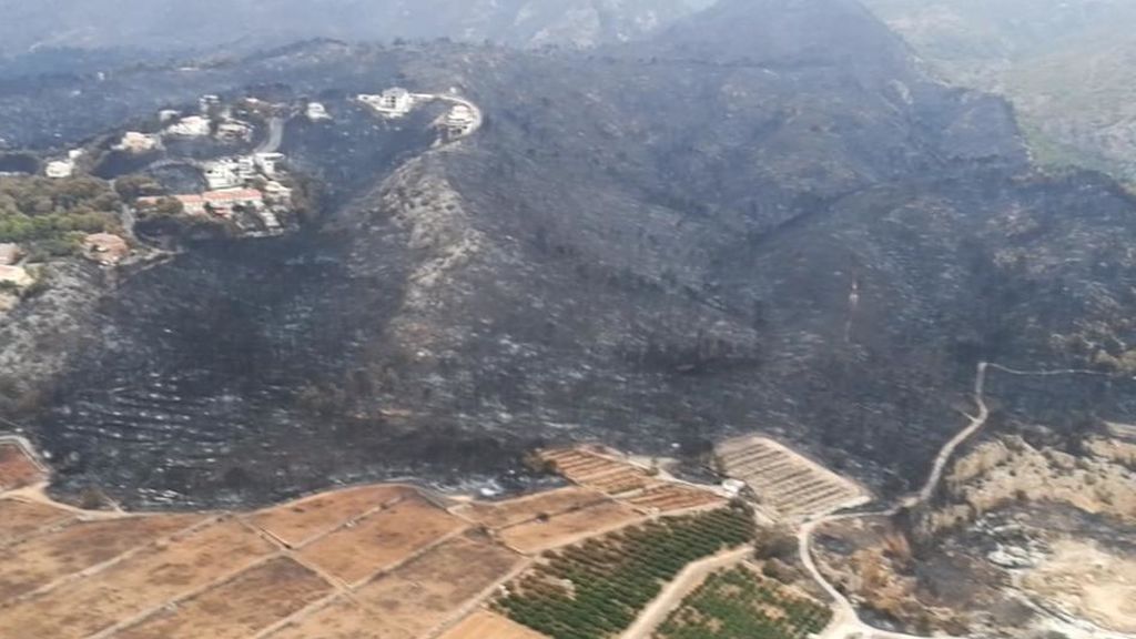 Los bomberos dan por estabilizado el incendio de Llutxent