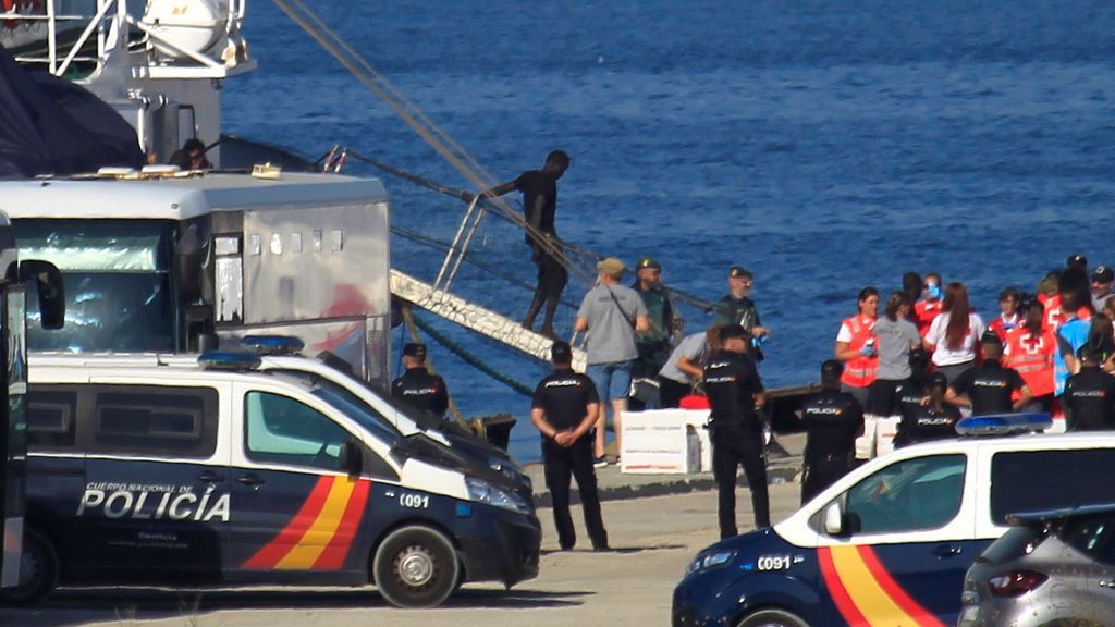Los 87 migrantes a bordo del 'Open Arms' ya han desembarcado en Algeciras