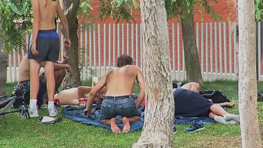 Turismo mendigo: El parque de la Barceloneta se ha convertido en zona de acampada