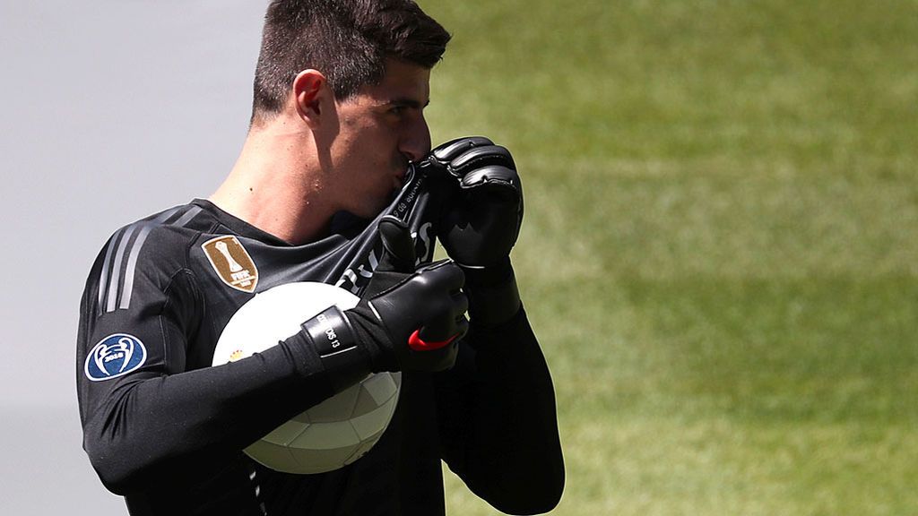 Los cinco besos de Courtois al escudo en su presentación como jugador del Real Madrid