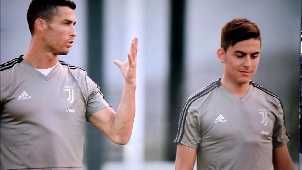 Dybala y Douglas Costa 'vacilan' a Cristiano tras un fallo del portugués jugando al fútbol-tenis