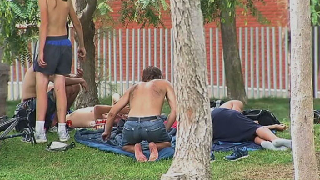 Turismo mendigo: El parque de la Barceloneta se ha convertido en zona de acampada