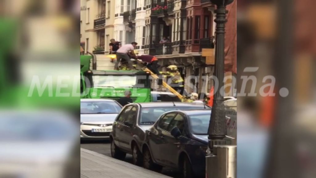 Un conductor de un camión de basura salva a un indígena que cayó dentro