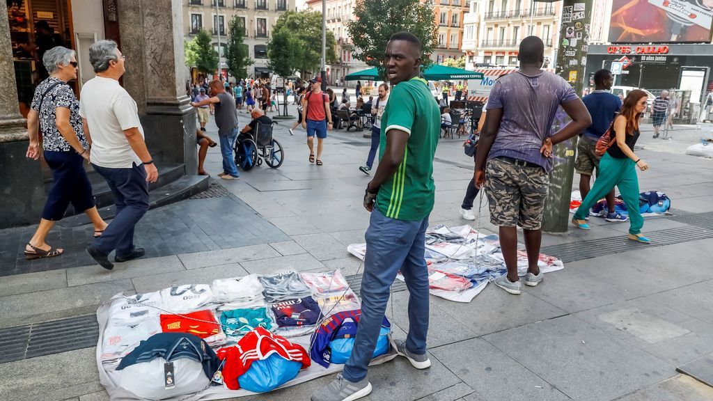 El portavoz de los manteros se defiende  y asegura  que los turistas borrachos agredieron a los vendedores