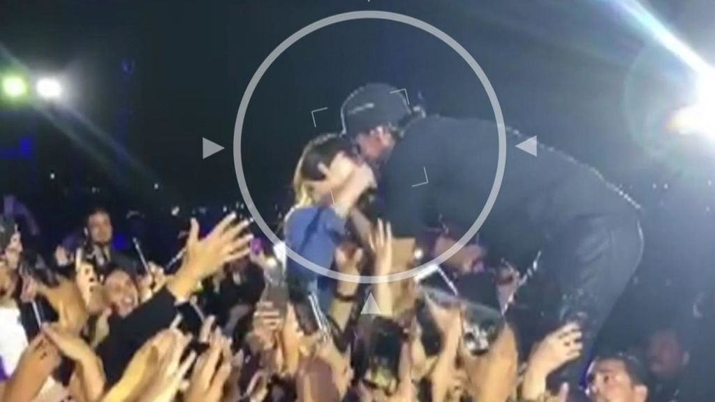 Las imágenes virales de Enrique Iglesias ‘tocando’ a su corista y besando a una fan