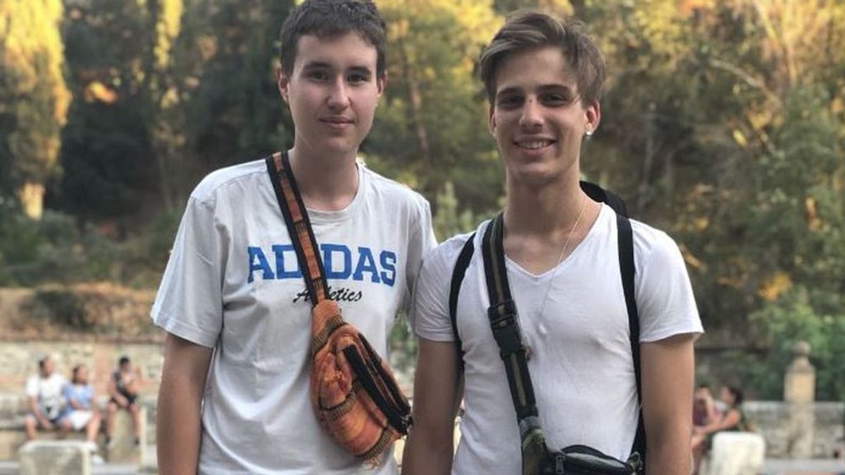 Iván, el joven que encontró a Alenka, junto a un amigo