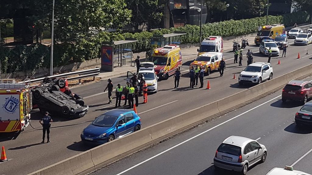 Choque espectacular entre dos coches en la salida de Madrid por la A2