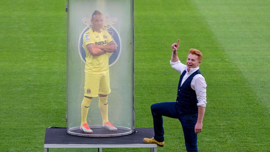 Santi Cazorla, presentado con un increíble truco de magia en su vuelta al Villarreal