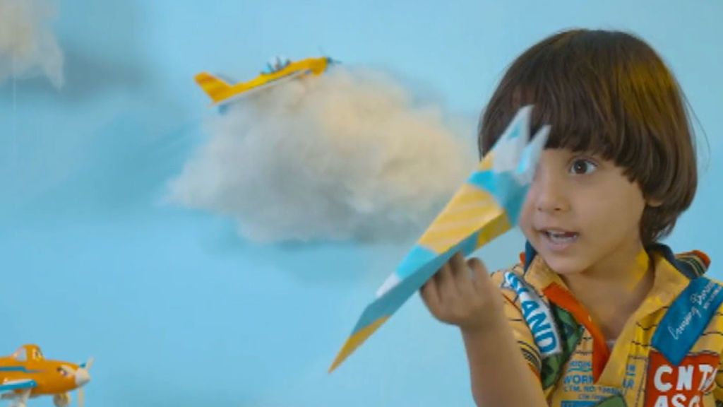 La idea de los niños yemeníes sobre los aviones: "golpean y hacen bum"