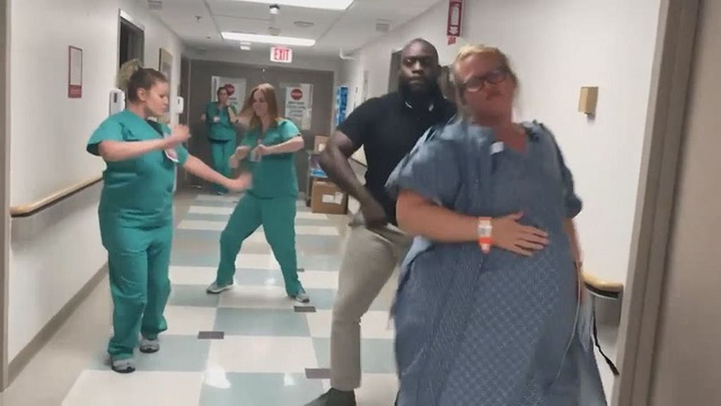 Una embarazada se marca un baile en pleno hospital justo antes de dar a luz