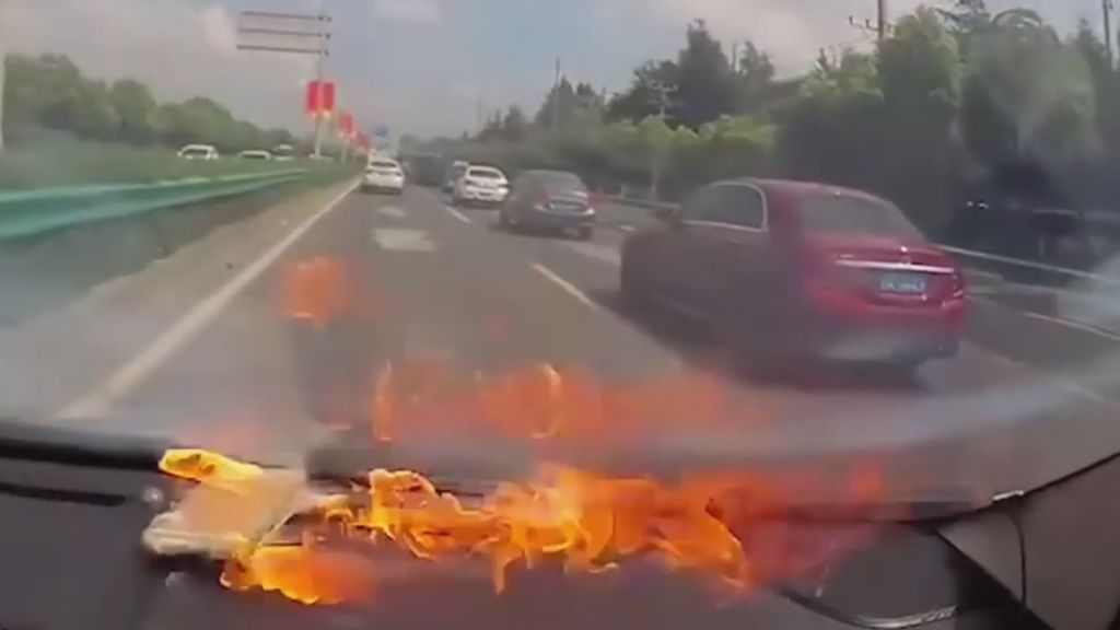 Un iPhone explota dos veces dentro de un coche en marcha