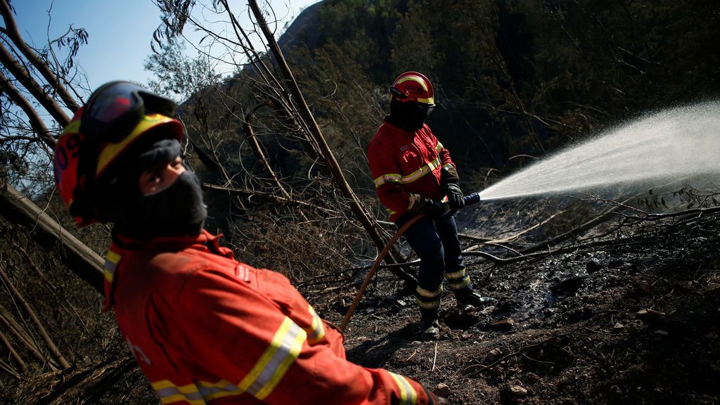 El incendio del Algarve comienza a estabilizarse y algunos desalojados regresan a lo que queda de sus casas
