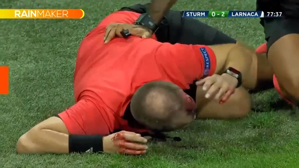 ¡Lamentable! Agreden a un linier durante un partido de la Europa League