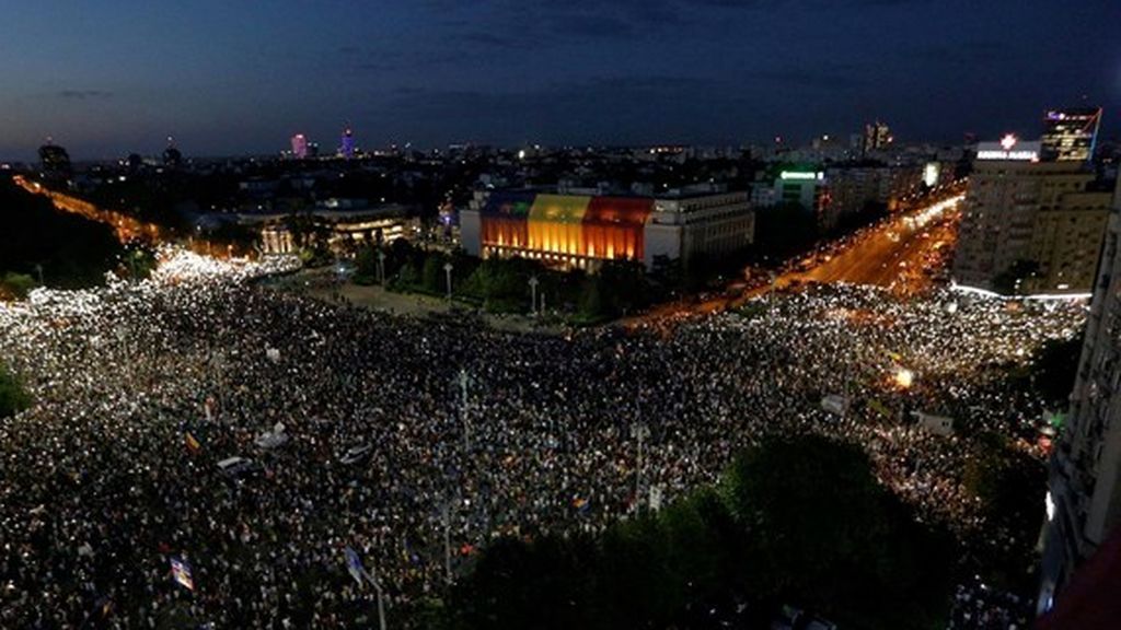Multitudinaria manifestación en Bucarest contra el Gobierno