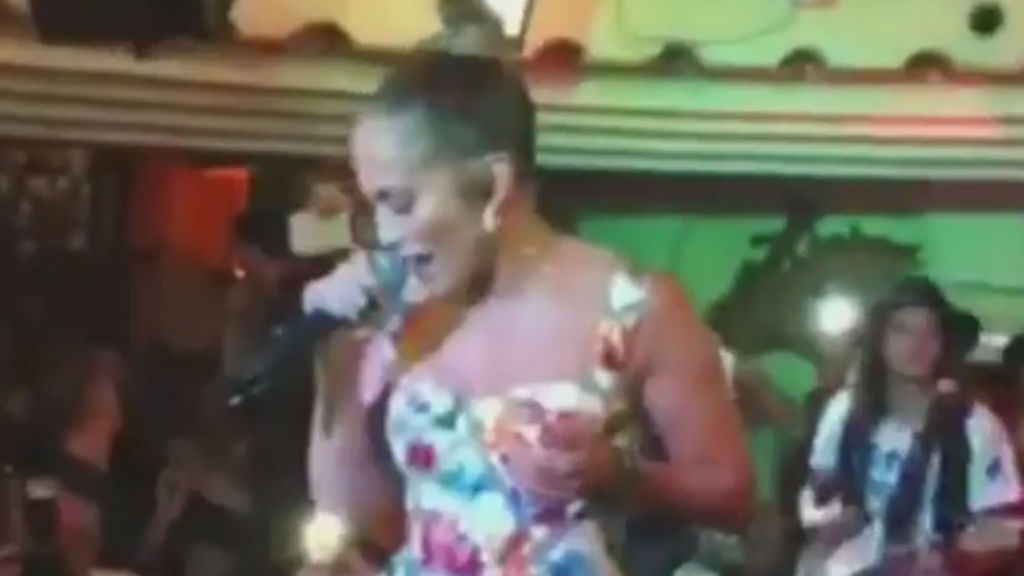 Jennifer Lopez se arranca a cantar durante una cena romántica con su novio A-Rod