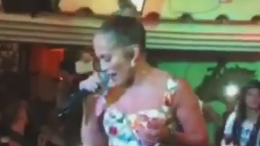 A-Rod graba a Jennifer Lopez cantando en un improvisada actuación en Italia