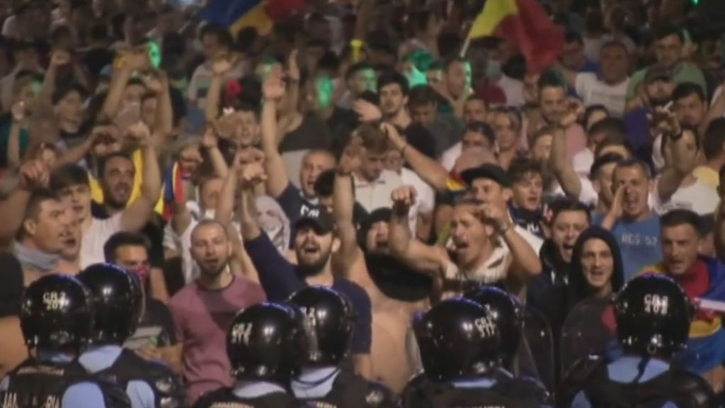 Miles de rumanos se manifiestan contra la represión policial y la corrupción