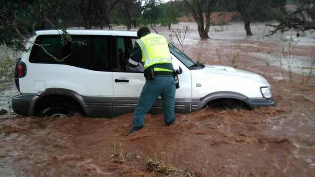Rescatan a tres personas de un coche atrapado en una crecida causada por una tormenta en Teruel