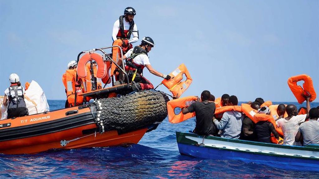 De los 141 migrantes a bordo del Aquarius casi 70 son menores no acompañados