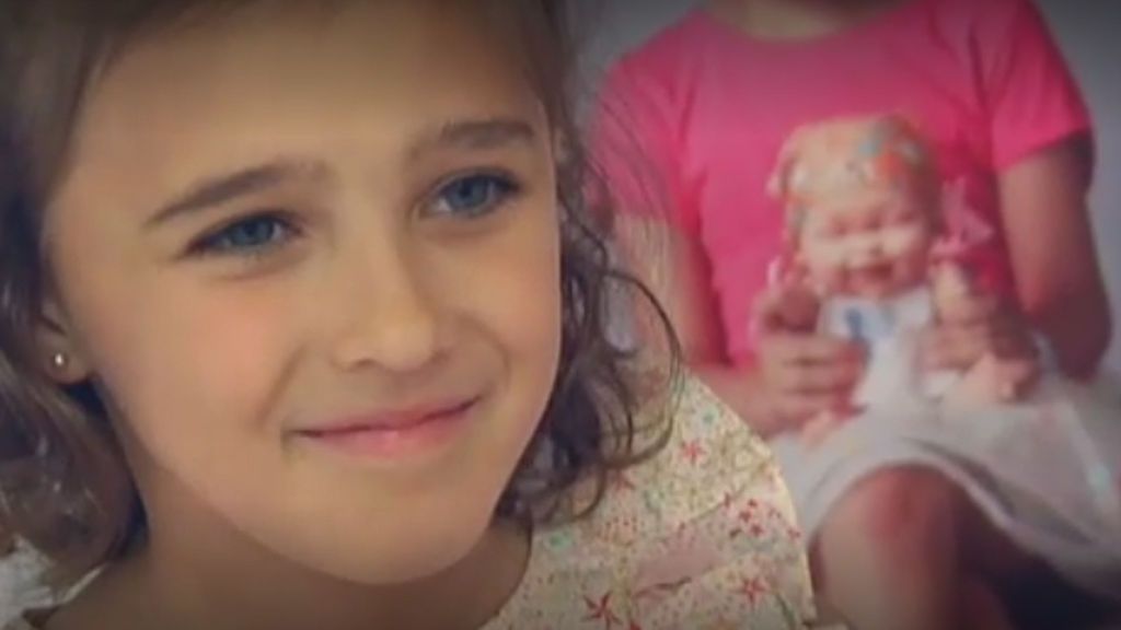 Con 9 años, diseña el pañuelo de uno de los muñecos solidarios contra el cáncer