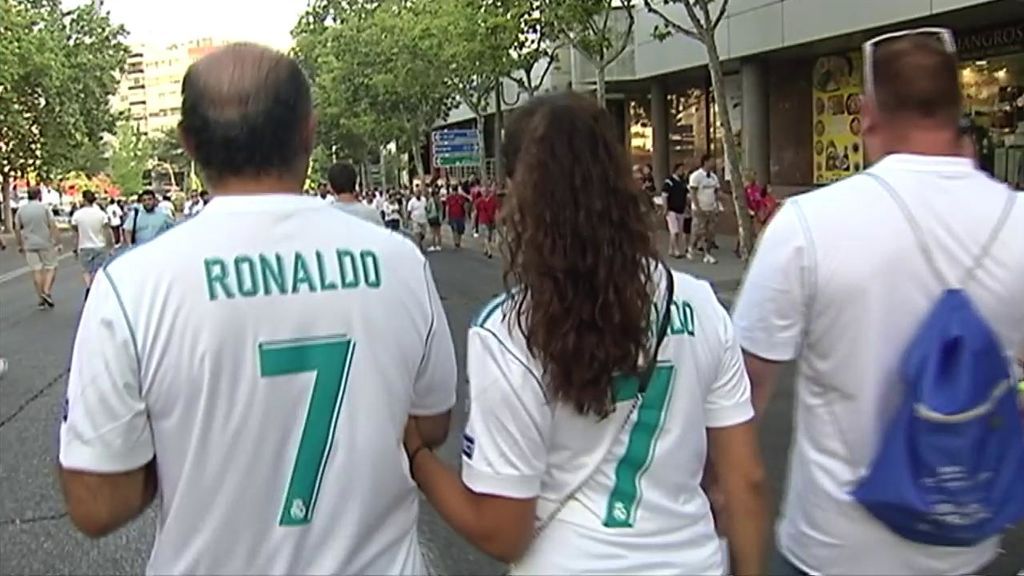 El madridismo todavía tiene muy presente la salida de Cristiano: cientos de hinchas acuden al Bernabéu con la camiseta del luso