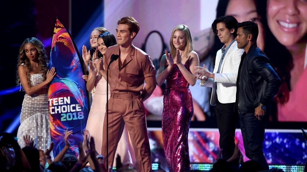 El reparto de 'Riverdale' recoge el premio Teen Choice a mejor serie dramática, el 12 de agosto de 2018.