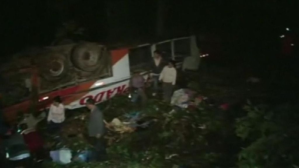 Siete personas fallecen tras caer un autobús por un precipicio en Perú