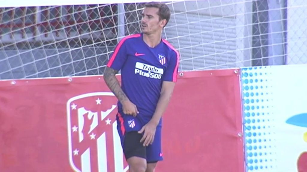 El susto de Griezmann en el entrenamiento del Atlético: mano al muslo y mirada al doctor